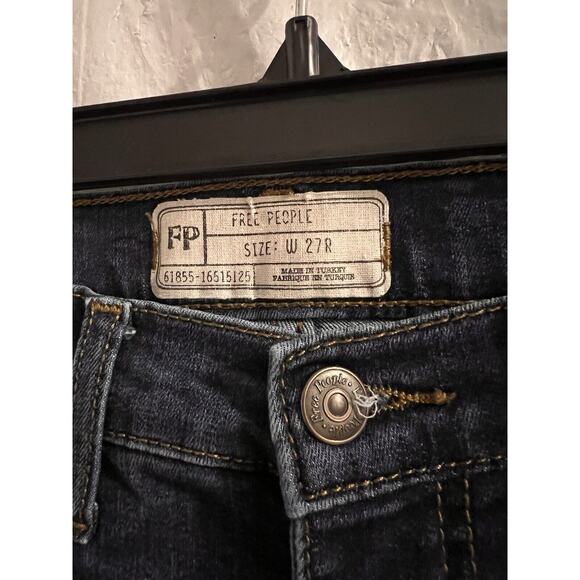 FREE PEOPLE Womens High Rise Dark Wash Busted Knee Skinny Jeans Size 27 Boho - Picture 3 of 6